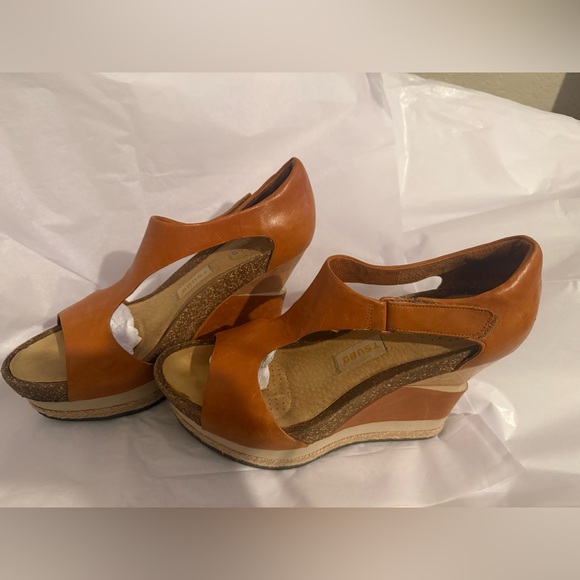 Tsubo Shoes - Tsubo Women's Tan Wedge Sandals